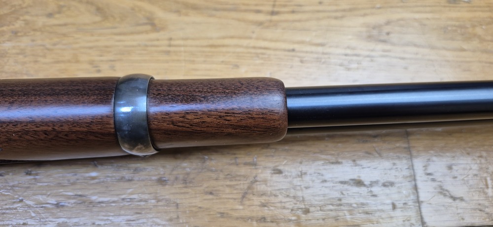 Très belle Winchester commémorative « Shérif Bat Masterson » – Carabine de selle modèle 1894 – Arme de 1979 – 8.000 exemplaires seulement – Cal. 30-30 Win – RARE Boite d'origine en BE+ - Arme à l'état de quasi neuf - TBE+++ – Image 17