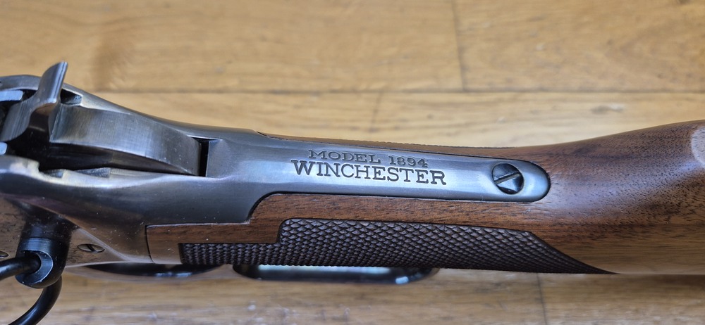 Très belle Winchester commémorative « Shérif Bat Masterson » – Carabine de selle modèle 1894 – Arme de 1979 – 8.000 exemplaires seulement – Cal. 30-30 Win – RARE Boite d'origine en BE+ - Arme à l'état de quasi neuf - TBE+++ – Image 20