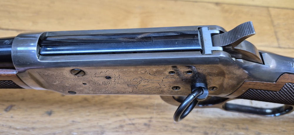 Très belle Winchester commémorative « Shérif Bat Masterson » – Carabine de selle modèle 1894 – Arme de 1979 – 8.000 exemplaires seulement – Cal. 30-30 Win – RARE Boite d'origine en BE+ - Arme à l'état de quasi neuf - TBE+++ – Image 21