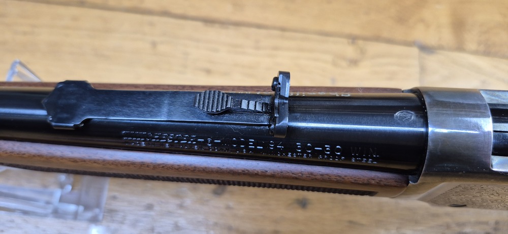 Très belle Winchester commémorative « Shérif Bat Masterson » – Carabine de selle modèle 1894 – Arme de 1979 – 8.000 exemplaires seulement – Cal. 30-30 Win – RARE Boite d'origine en BE+ - Arme à l'état de quasi neuf - TBE+++ – Image 22
