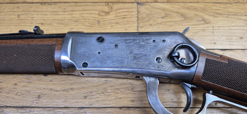 Très belle Winchester commémorative « Shérif Bat Masterson » – Carabine de selle modèle 1894 – Arme de 1979 – 8.000 exemplaires seulement – Cal. 30-30 Win – RARE Boite d'origine en BE+ - Arme à l'état de quasi neuf - TBE+++ – Image 29
