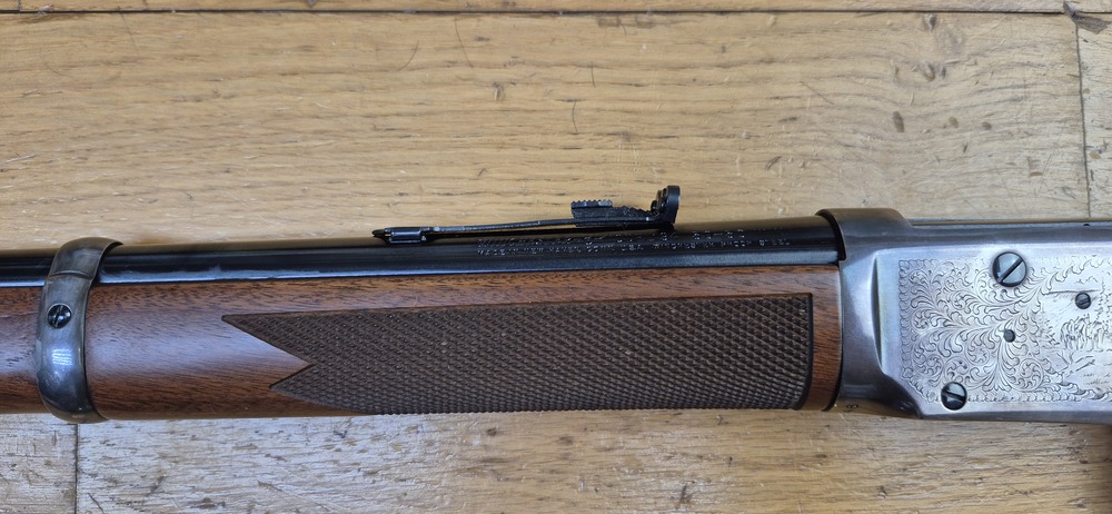 Très belle Winchester commémorative « Shérif Bat Masterson » – Carabine de selle modèle 1894 – Arme de 1979 – 8.000 exemplaires seulement – Cal. 30-30 Win – RARE Boite d'origine en BE+ - Arme à l'état de quasi neuf - TBE+++ – Image 31