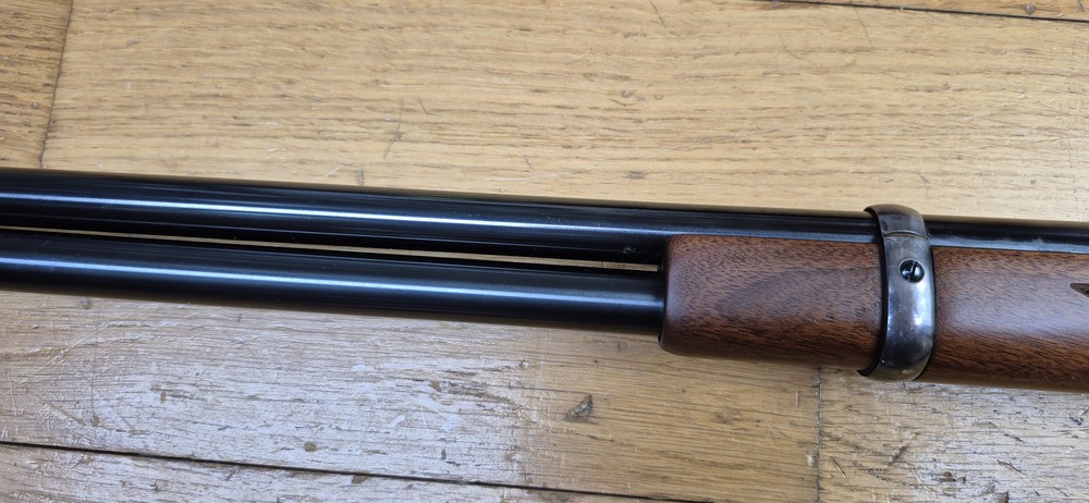 Très belle Winchester commémorative « Shérif Bat Masterson » – Carabine de selle modèle 1894 – Arme de 1979 – 8.000 exemplaires seulement – Cal. 30-30 Win – RARE Boite d'origine en BE+ - Arme à l'état de quasi neuf - TBE+++ – Image 32