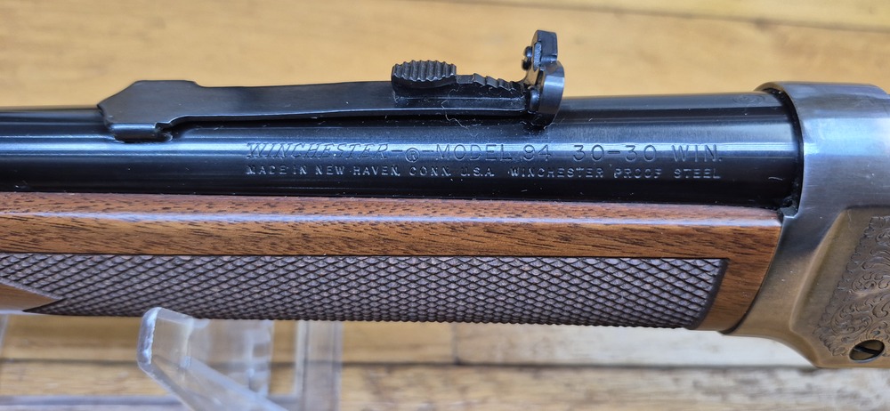 Très belle Winchester commémorative « Shérif Bat Masterson » – Carabine de selle modèle 1894 – Arme de 1979 – 8.000 exemplaires seulement – Cal. 30-30 Win – RARE Boite d'origine en BE+ - Arme à l'état de quasi neuf - TBE+++ – Image 34