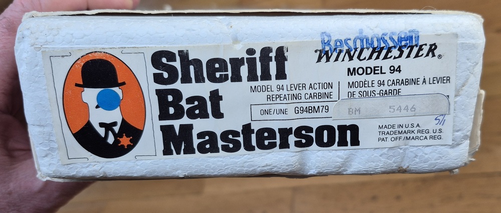Très belle Winchester commémorative « Shérif Bat Masterson » – Carabine de selle modèle 1894 – Arme de 1979 – 8.000 exemplaires seulement – Cal. 30-30 Win – RARE Boite d'origine en BE+ - Arme à l'état de quasi neuf - TBE+++ – Image 36