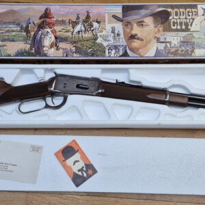 Très belle Winchester commémorative « Shérif Bat Masterson » – Carabine de selle modèle 1894 – Arme de 1979 – 8.000 exemplaires seulement – Cal. 30-30 Win – RARE Boite d'origine en BE+ - Arme à l'état de quasi neuf - TBE+++