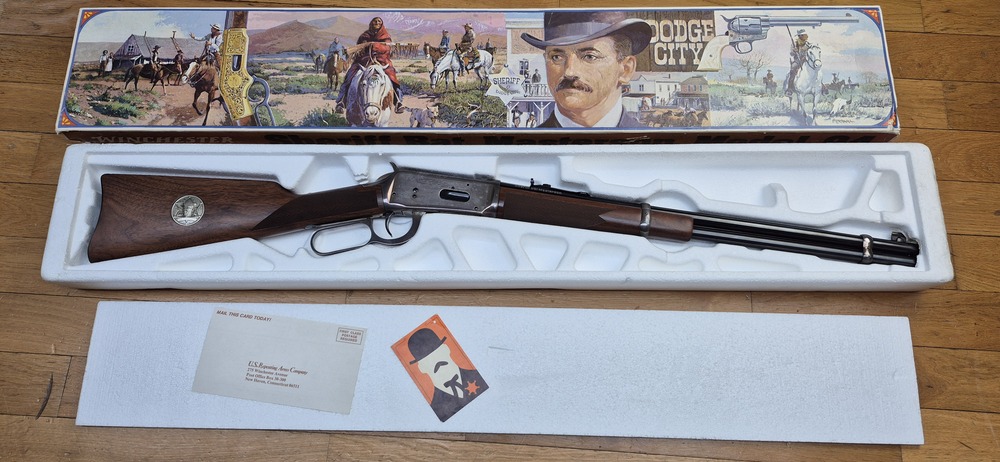 Très belle Winchester commémorative « Shérif Bat Masterson » – Carabine de selle modèle 1894 – Arme de 1979 – 8.000 exemplaires seulement – Cal. 30-30 Win – RARE Boite d'origine en BE+ - Arme à l'état de quasi neuf - TBE+++
