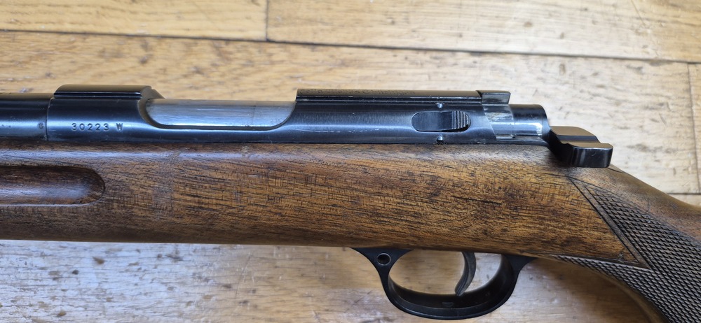 Très belle carabine d'entrainement Walther Sport Modell V - Période III°Reich - Arme d'avant-guerre 1937/1938 - Sans doute moins de 38.000 exemplaires produits - Bois en TBE++ - Excellente mécanique - Canon superbe avec de très belles rayures - TBE++ – Image 31