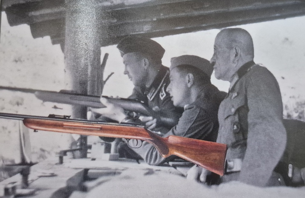 Très belle carabine d'entrainement Walther Sport Modell V - Période III°Reich - Arme d'avant-guerre 1937/1938 - Sans doute moins de 38.000 exemplaires produits - Bois en TBE++ - Excellente mécanique - Canon superbe avec de très belles rayures - TBE++ – Image 36