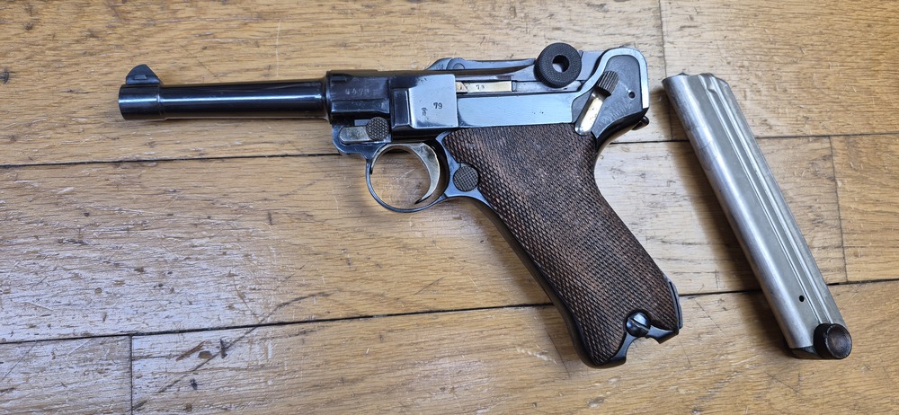 Superbe et atypique Luger P08 - Fabrication Erfurt 1916 - Arme 100% mono-matricule - Superbe re-bronzage professionnel à la couche - Mécanique plus qu'excellente - Esthétique superbe - Canon excellent quasi neuf - Superbe Luger de tir symbolique de l'Histoire ! - TBE++ – Image 2