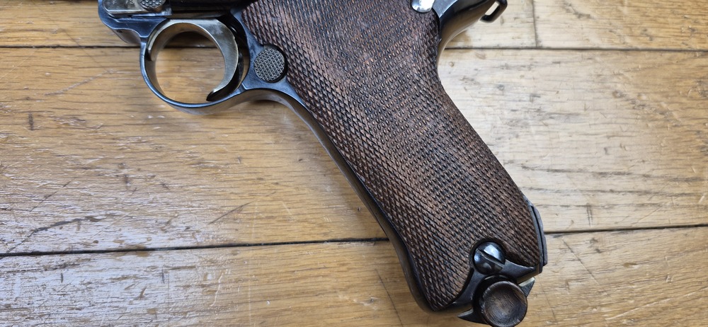 Superbe et atypique Luger P08 - Fabrication Erfurt 1916 - Arme 100% mono-matricule - Superbe re-bronzage professionnel à la couche - Mécanique plus qu'excellente - Esthétique superbe - Canon excellent quasi neuf - Superbe Luger de tir symbolique de l'Histoire ! - TBE++ – Image 3