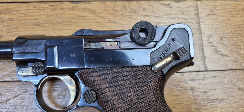 Superbe et atypique Luger P08 - Fabrication Erfurt 1916 - Arme 100% mono-matricule - Superbe re-bronzage professionnel à la couche - Mécanique plus qu'excellente - Esthétique superbe - Canon excellent quasi neuf - Superbe Luger de tir symbolique de l'Histoire ! - TBE++ – Image 4