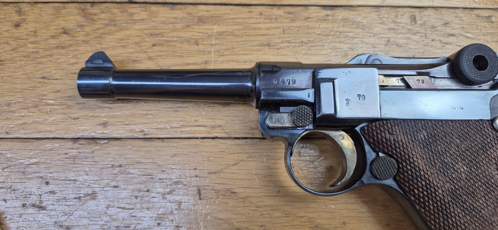 Superbe et atypique Luger P08 - Fabrication Erfurt 1916 - Arme 100% mono-matricule - Superbe re-bronzage professionnel à la couche - Mécanique plus qu'excellente - Esthétique superbe - Canon excellent quasi neuf - Superbe Luger de tir symbolique de l'Histoire ! - TBE++ – Image 5
