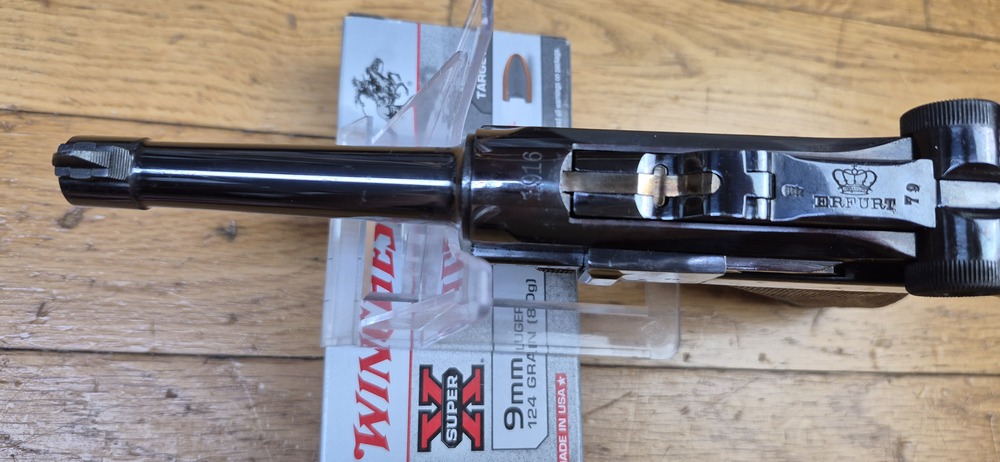 Superbe et atypique Luger P08 - Fabrication Erfurt 1916 - Arme 100% mono-matricule - Superbe re-bronzage professionnel à la couche - Mécanique plus qu'excellente - Esthétique superbe - Canon excellent quasi neuf - Superbe Luger de tir symbolique de l'Histoire ! - TBE++ – Image 9