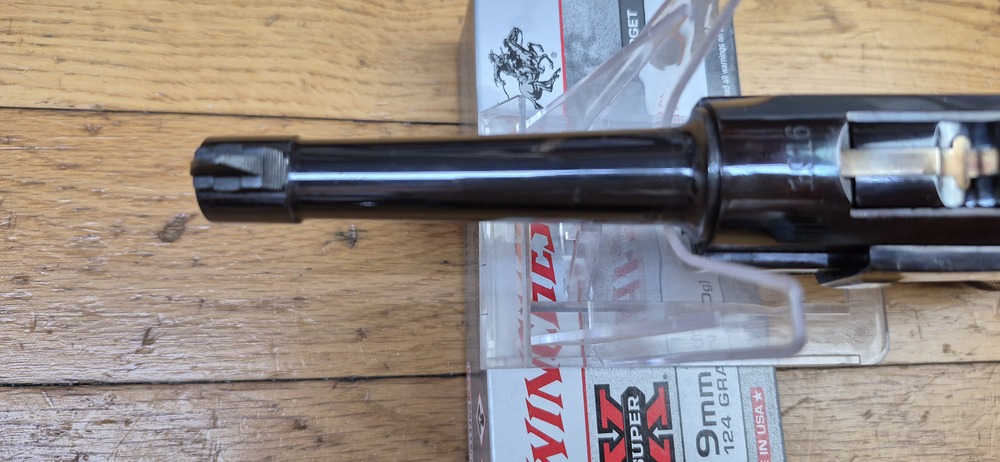 Superbe et atypique Luger P08 - Fabrication Erfurt 1916 - Arme 100% mono-matricule - Superbe re-bronzage professionnel à la couche - Mécanique plus qu'excellente - Esthétique superbe - Canon excellent quasi neuf - Superbe Luger de tir symbolique de l'Histoire ! - TBE++ – Image 10