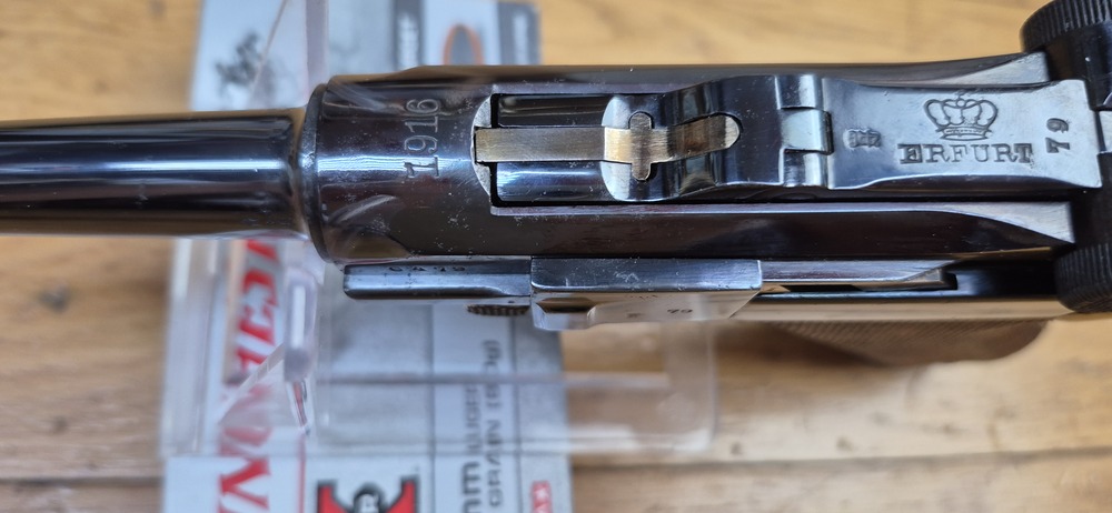 Superbe et atypique Luger P08 - Fabrication Erfurt 1916 - Arme 100% mono-matricule - Superbe re-bronzage professionnel à la couche - Mécanique plus qu'excellente - Esthétique superbe - Canon excellent quasi neuf - Superbe Luger de tir symbolique de l'Histoire ! - TBE++ – Image 11