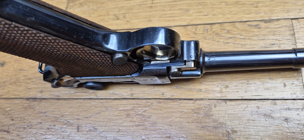 Superbe et atypique Luger P08 - Fabrication Erfurt 1916 - Arme 100% mono-matricule - Superbe re-bronzage professionnel à la couche - Mécanique plus qu'excellente - Esthétique superbe - Canon excellent quasi neuf - Superbe Luger de tir symbolique de l'Histoire ! - TBE++ – Image 14