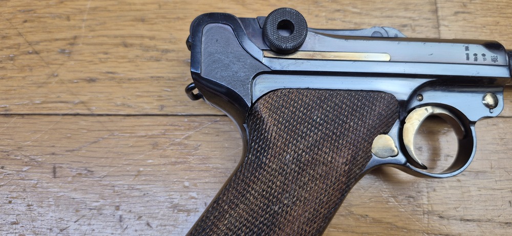 Superbe et atypique Luger P08 - Fabrication Erfurt 1916 - Arme 100% mono-matricule - Superbe re-bronzage professionnel à la couche - Mécanique plus qu'excellente - Esthétique superbe - Canon excellent quasi neuf - Superbe Luger de tir symbolique de l'Histoire ! - TBE++ – Image 19