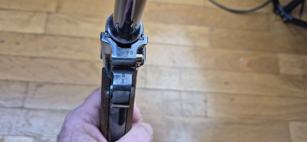 Superbe et atypique Luger P08 - Fabrication Erfurt 1916 - Arme 100% mono-matricule - Superbe re-bronzage professionnel à la couche - Mécanique plus qu'excellente - Esthétique superbe - Canon excellent quasi neuf - Superbe Luger de tir symbolique de l'Histoire ! - TBE++ – Image 24