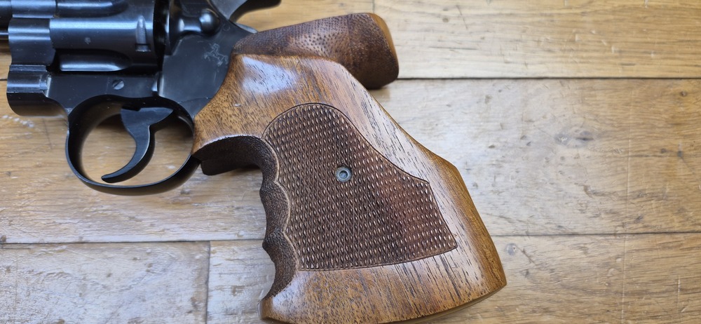 Mythique revolver Colt Officer Model Match - Cal. 38Sp - Canon lourd 6 pouces - Arme de Hartford vers 1960 - Esthétique et mécanique de pointe - Pièce rare dédiée au tir et à l'entrainement dans une fabrication de très grande qualité - Excellent état proche du neuf absolu - TBE +++ – Image 3