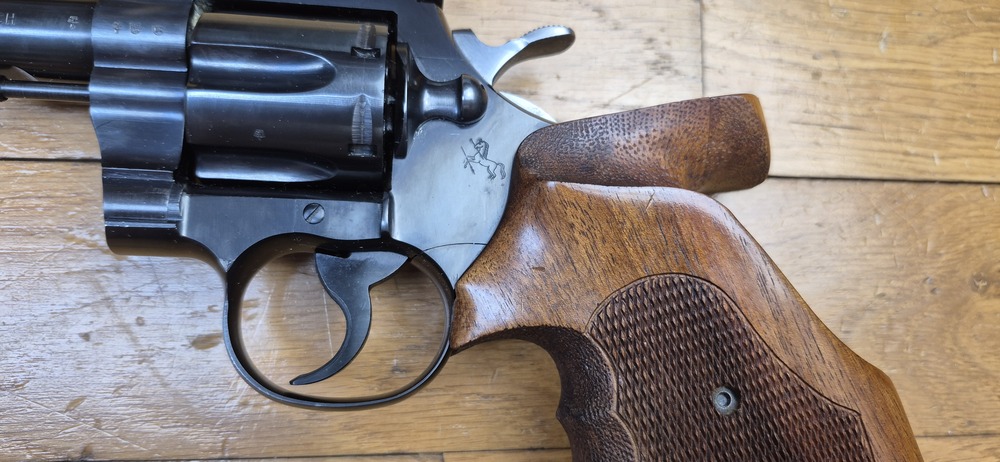 Mythique revolver Colt Officer Model Match - Cal. 38Sp - Canon lourd 6 pouces - Arme de Hartford vers 1960 - Esthétique et mécanique de pointe - Pièce rare dédiée au tir et à l'entrainement dans une fabrication de très grande qualité - Excellent état proche du neuf absolu - TBE +++ – Image 4