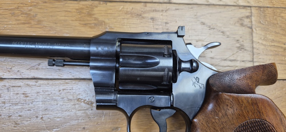 Mythique revolver Colt Officer Model Match - Cal. 38Sp - Canon lourd 6 pouces - Arme de Hartford vers 1960 - Esthétique et mécanique de pointe - Pièce rare dédiée au tir et à l'entrainement dans une fabrication de très grande qualité - Excellent état proche du neuf absolu - TBE +++ – Image 5