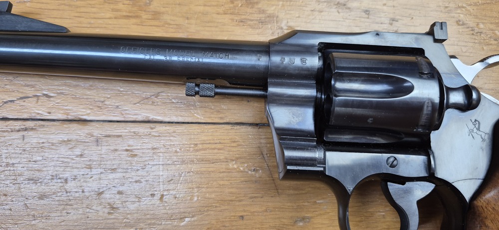 Mythique revolver Colt Officer Model Match - Cal. 38Sp - Canon lourd 6 pouces - Arme de Hartford vers 1960 - Esthétique et mécanique de pointe - Pièce rare dédiée au tir et à l'entrainement dans une fabrication de très grande qualité - Excellent état proche du neuf absolu - TBE +++ – Image 6