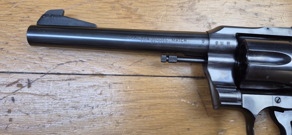 Mythique revolver Colt Officer Model Match - Cal. 38Sp - Canon lourd 6 pouces - Arme de Hartford vers 1960 - Esthétique et mécanique de pointe - Pièce rare dédiée au tir et à l'entrainement dans une fabrication de très grande qualité - Excellent état proche du neuf absolu - TBE +++ – Image 7