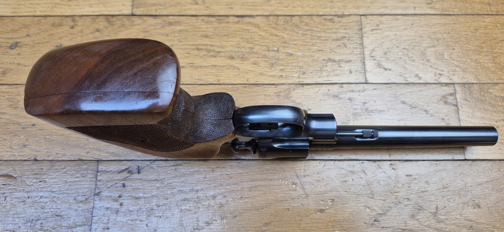 Mythique revolver Colt Officer Model Match - Cal. 38Sp - Canon lourd 6 pouces - Arme de Hartford vers 1960 - Esthétique et mécanique de pointe - Pièce rare dédiée au tir et à l'entrainement dans une fabrication de très grande qualité - Excellent état proche du neuf absolu - TBE +++ – Image 9