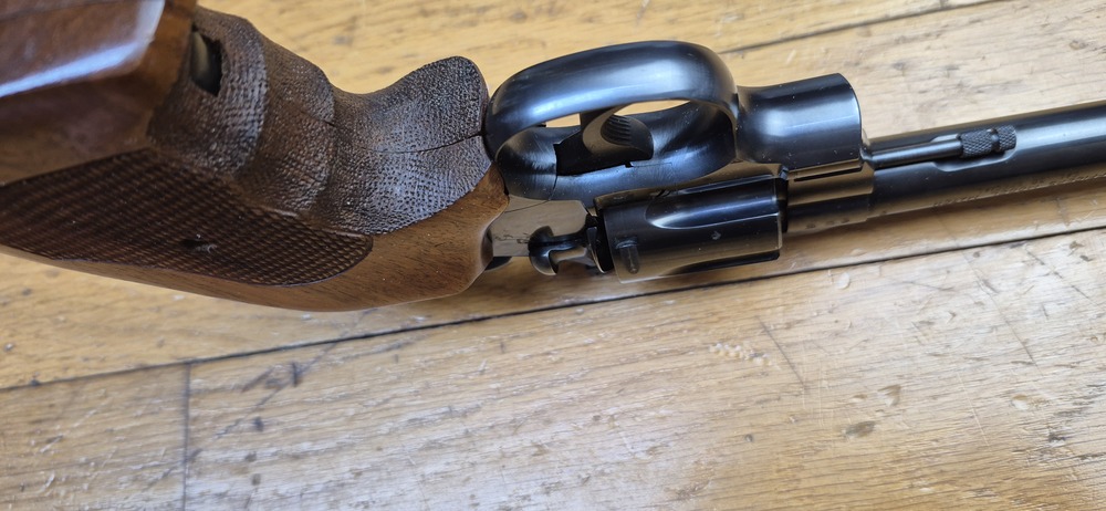 Mythique revolver Colt Officer Model Match - Cal. 38Sp - Canon lourd 6 pouces - Arme de Hartford vers 1960 - Esthétique et mécanique de pointe - Pièce rare dédiée au tir et à l'entrainement dans une fabrication de très grande qualité - Excellent état proche du neuf absolu - TBE +++ – Image 11