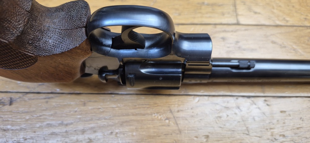 Mythique revolver Colt Officer Model Match - Cal. 38Sp - Canon lourd 6 pouces - Arme de Hartford vers 1960 - Esthétique et mécanique de pointe - Pièce rare dédiée au tir et à l'entrainement dans une fabrication de très grande qualité - Excellent état proche du neuf absolu - TBE +++ – Image 12