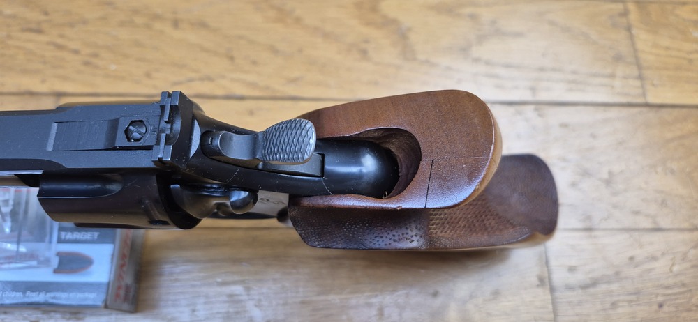 Mythique revolver Colt Officer Model Match - Cal. 38Sp - Canon lourd 6 pouces - Arme de Hartford vers 1960 - Esthétique et mécanique de pointe - Pièce rare dédiée au tir et à l'entrainement dans une fabrication de très grande qualité - Excellent état proche du neuf absolu - TBE +++ – Image 16