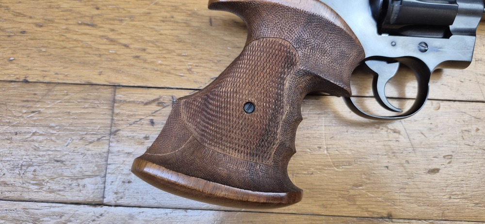 Mythique revolver Colt Officer Model Match - Cal. 38Sp - Canon lourd 6 pouces - Arme de Hartford vers 1960 - Esthétique et mécanique de pointe - Pièce rare dédiée au tir et à l'entrainement dans une fabrication de très grande qualité - Excellent état proche du neuf absolu - TBE +++ – Image 21