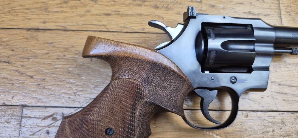 Mythique revolver Colt Officer Model Match - Cal. 38Sp - Canon lourd 6 pouces - Arme de Hartford vers 1960 - Esthétique et mécanique de pointe - Pièce rare dédiée au tir et à l'entrainement dans une fabrication de très grande qualité - Excellent état proche du neuf absolu - TBE +++ – Image 22