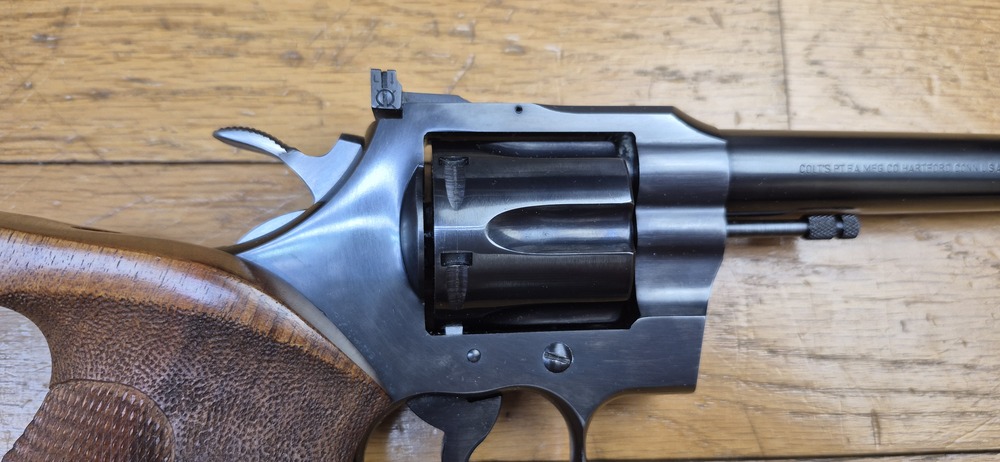 Mythique revolver Colt Officer Model Match - Cal. 38Sp - Canon lourd 6 pouces - Arme de Hartford vers 1960 - Esthétique et mécanique de pointe - Pièce rare dédiée au tir et à l'entrainement dans une fabrication de très grande qualité - Excellent état proche du neuf absolu - TBE +++ – Image 23