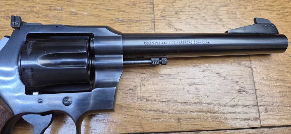 Mythique revolver Colt Officer Model Match - Cal. 38Sp - Canon lourd 6 pouces - Arme de Hartford vers 1960 - Esthétique et mécanique de pointe - Pièce rare dédiée au tir et à l'entrainement dans une fabrication de très grande qualité - Excellent état proche du neuf absolu - TBE +++ – Image 24