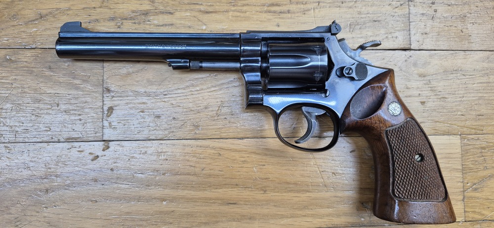 Très bel exemplaire de revolver Smith & Wesson 17-3 - Revolver de précision et d'entrainement en cal .22Lr - Arme de Spingfield de 1972/1973 - "Pinned and recessed" - Bronzage et ajustements excellents - Mécanique en TBE++ - Canon fluté 6 pouces neuf avec de superbe rayures - Arme de qualité Premium dans des finitions intouchables aujourd'hui - TBE++ / TBE+++ – Image 2