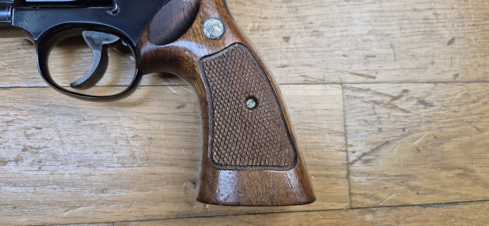 Très bel exemplaire de revolver Smith & Wesson 17-3 - Revolver de précision et d'entrainement en cal .22Lr - Arme de Spingfield de 1972/1973 - "Pinned and recessed" - Bronzage et ajustements excellents - Mécanique en TBE++ - Canon fluté 6 pouces neuf avec de superbe rayures - Arme de qualité Premium dans des finitions intouchables aujourd'hui - TBE++ / TBE+++ – Image 3