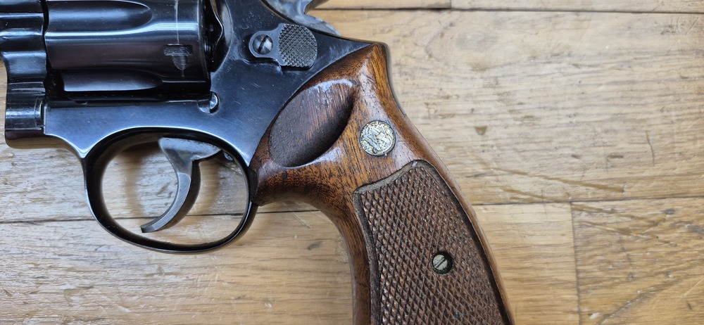 Très bel exemplaire de revolver Smith & Wesson 17-3 - Revolver de précision et d'entrainement en cal .22Lr - Arme de Spingfield de 1972/1973 - "Pinned and recessed" - Bronzage et ajustements excellents - Mécanique en TBE++ - Canon fluté 6 pouces neuf avec de superbe rayures - Arme de qualité Premium dans des finitions intouchables aujourd'hui - TBE++ / TBE+++ – Image 4