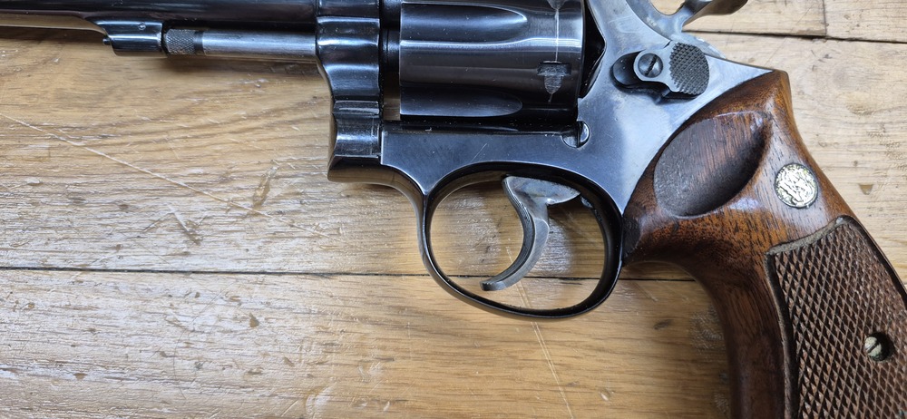 Très bel exemplaire de revolver Smith & Wesson 17-3 - Revolver de précision et d'entrainement en cal .22Lr - Arme de Spingfield de 1972/1973 - "Pinned and recessed" - Bronzage et ajustements excellents - Mécanique en TBE++ - Canon fluté 6 pouces neuf avec de superbe rayures - Arme de qualité Premium dans des finitions intouchables aujourd'hui - TBE++ / TBE+++ – Image 5