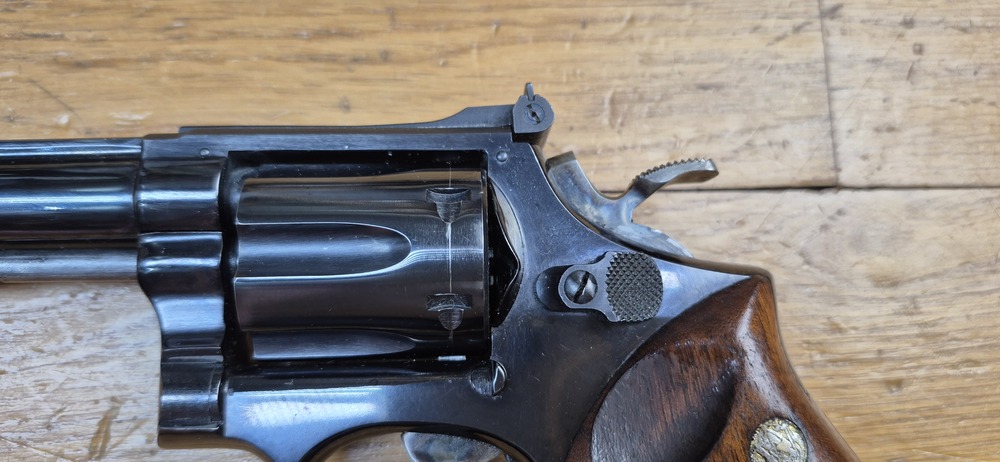 Très bel exemplaire de revolver Smith & Wesson 17-3 - Revolver de précision et d'entrainement en cal .22Lr - Arme de Spingfield de 1972/1973 - "Pinned and recessed" - Bronzage et ajustements excellents - Mécanique en TBE++ - Canon fluté 6 pouces neuf avec de superbe rayures - Arme de qualité Premium dans des finitions intouchables aujourd'hui - TBE++ / TBE+++ – Image 7