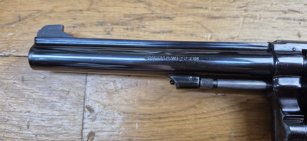 Très bel exemplaire de revolver Smith & Wesson 17-3 - Revolver de précision et d'entrainement en cal .22Lr - Arme de Spingfield de 1972/1973 - "Pinned and recessed" - Bronzage et ajustements excellents - Mécanique en TBE++ - Canon fluté 6 pouces neuf avec de superbe rayures - Arme de qualité Premium dans des finitions intouchables aujourd'hui - TBE++ / TBE+++ – Image 9