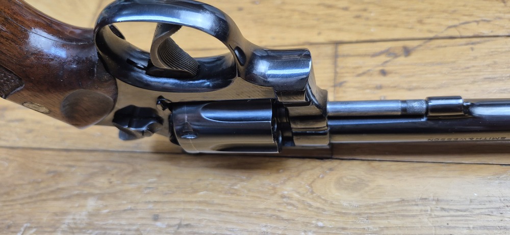 Très bel exemplaire de revolver Smith & Wesson 17-3 - Revolver de précision et d'entrainement en cal .22Lr - Arme de Spingfield de 1972/1973 - "Pinned and recessed" - Bronzage et ajustements excellents - Mécanique en TBE++ - Canon fluté 6 pouces neuf avec de superbe rayures - Arme de qualité Premium dans des finitions intouchables aujourd'hui - TBE++ / TBE+++ – Image 13