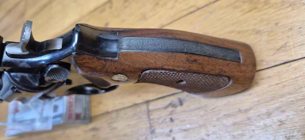 Très bel exemplaire de revolver Smith & Wesson 17-3 - Revolver de précision et d'entrainement en cal .22Lr - Arme de Spingfield de 1972/1973 - "Pinned and recessed" - Bronzage et ajustements excellents - Mécanique en TBE++ - Canon fluté 6 pouces neuf avec de superbe rayures - Arme de qualité Premium dans des finitions intouchables aujourd'hui - TBE++ / TBE+++ – Image 16