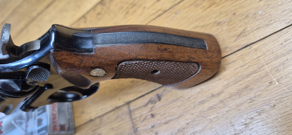 Très bel exemplaire de revolver Smith & Wesson 17-3 - Revolver de précision et d'entrainement en cal .22Lr - Arme de Spingfield de 1972/1973 - "Pinned and recessed" - Bronzage et ajustements excellents - Mécanique en TBE++ - Canon fluté 6 pouces neuf avec de superbe rayures - Arme de qualité Premium dans des finitions intouchables aujourd'hui - TBE++ / TBE+++ – Image 17