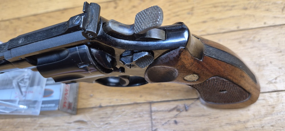Très bel exemplaire de revolver Smith & Wesson 17-3 - Revolver de précision et d'entrainement en cal .22Lr - Arme de Spingfield de 1972/1973 - "Pinned and recessed" - Bronzage et ajustements excellents - Mécanique en TBE++ - Canon fluté 6 pouces neuf avec de superbe rayures - Arme de qualité Premium dans des finitions intouchables aujourd'hui - TBE++ / TBE+++ – Image 18