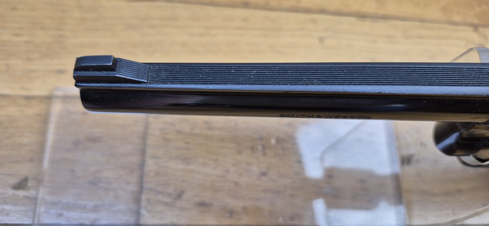 Très bel exemplaire de revolver Smith & Wesson 17-3 - Revolver de précision et d'entrainement en cal .22Lr - Arme de Spingfield de 1972/1973 - "Pinned and recessed" - Bronzage et ajustements excellents - Mécanique en TBE++ - Canon fluté 6 pouces neuf avec de superbe rayures - Arme de qualité Premium dans des finitions intouchables aujourd'hui - TBE++ / TBE+++ – Image 20