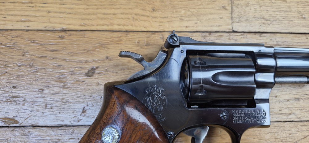 Très bel exemplaire de revolver Smith & Wesson 17-3 - Revolver de précision et d'entrainement en cal .22Lr - Arme de Spingfield de 1972/1973 - "Pinned and recessed" - Bronzage et ajustements excellents - Mécanique en TBE++ - Canon fluté 6 pouces neuf avec de superbe rayures - Arme de qualité Premium dans des finitions intouchables aujourd'hui - TBE++ / TBE+++ – Image 25