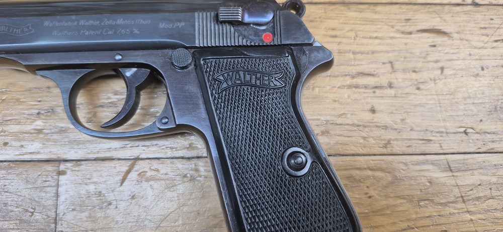 Magnifique pistolet Walther PP période III° Reich - Belle fabrication Walther Zella-Mehlis - Calibre 7,65 mm - Arme civile de fin 1937 - Splendide bronzage d'origine à 99% - 100% Mono matricule - Mécanique parfaite - Canon miroir neuf - Chargeur conforme - Un splendide PP - TBE++ – Image 4
