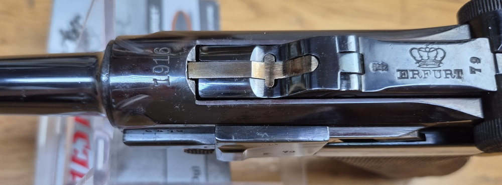 Superbe et atypique Luger P08 - Fabrication Erfurt 1916 - Arme 100% mono-matricule - Superbe re-bronzage professionnel à la couche - Mécanique plus qu'excellente - Esthétique superbe - Canon excellent quasi neuf - Superbe Luger de tir symbolique de l'Histoire ! - TBE++